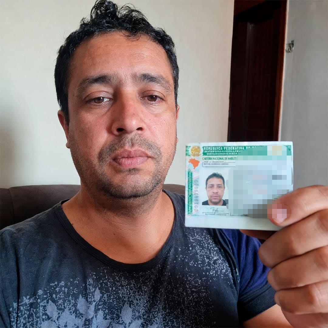 Pessoa aprovada mostrando a CNH recém-tirada.